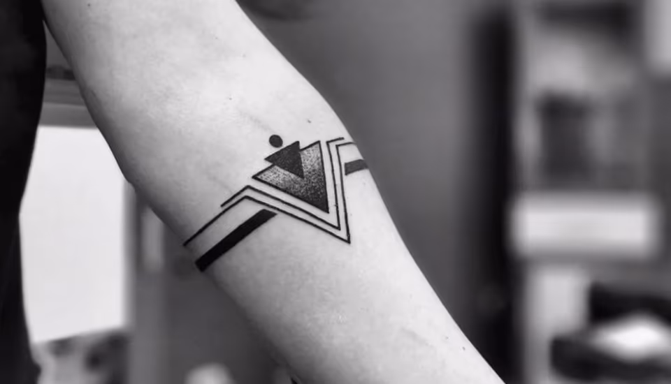 Geometrisches Motiv aus Dreiecken und Linien am Unterarm
